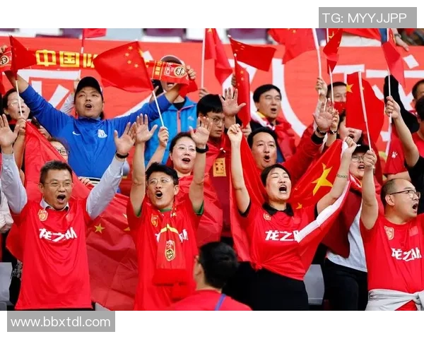 昔日足坛巨星重聚绿茵再现辉煌时刻引发球迷热情共鸣