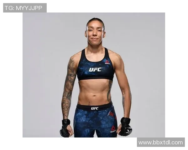 足坛巨星惊喜亮相UFC赛场引发观众热烈欢呼与跨界热议 足坛巨星惊喜亮相UFC赛场引发观众热烈欢呼与跨界热议