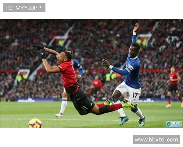 足球巨星赛场意外受伤坚持拼搏瘸腿画面令人动容 足球巨星赛场意外受伤坚持拼搏瘸腿画面令人动容