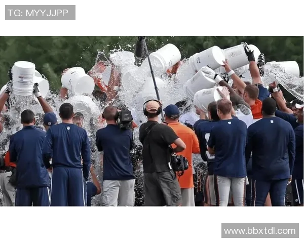 足球明星集结参与冰桶挑战为公益献力展现运动精神与社会责任 足球明星集结参与冰桶挑战为公益献力展现运动精神与社会责任