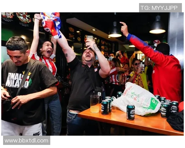 足球球星粉丝热情庆祝瞬间展现球迷无限忠诚与激情