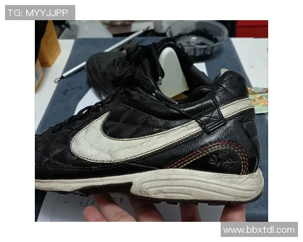 四大足球巨星专属鞋款大揭秘 哪一双最适合你追求的踢球风格